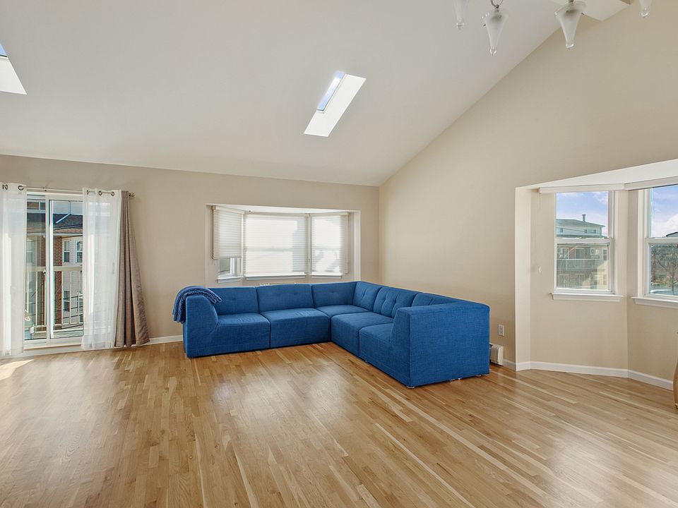 1st image of 21 Cove Ln #1C
