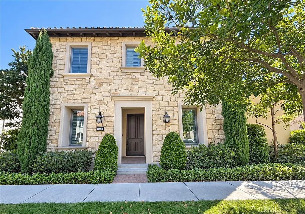 3 bed, 2.5 bath, 2180 sqft, $6,000 — Photo 1