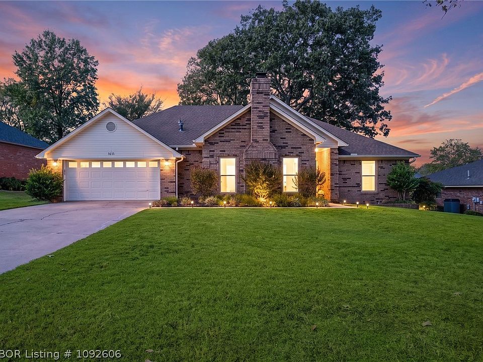 1st image of 1611 Somerset Way