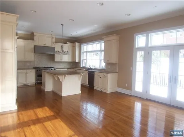201 Heights Ln, Tenafly, NJ 07670