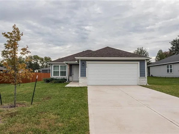 713 Hidden Meadows Dr, Paola, KS 66071