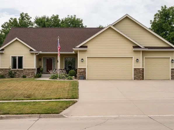 8602 Wooded Point Dr, Johnston, IA 50131