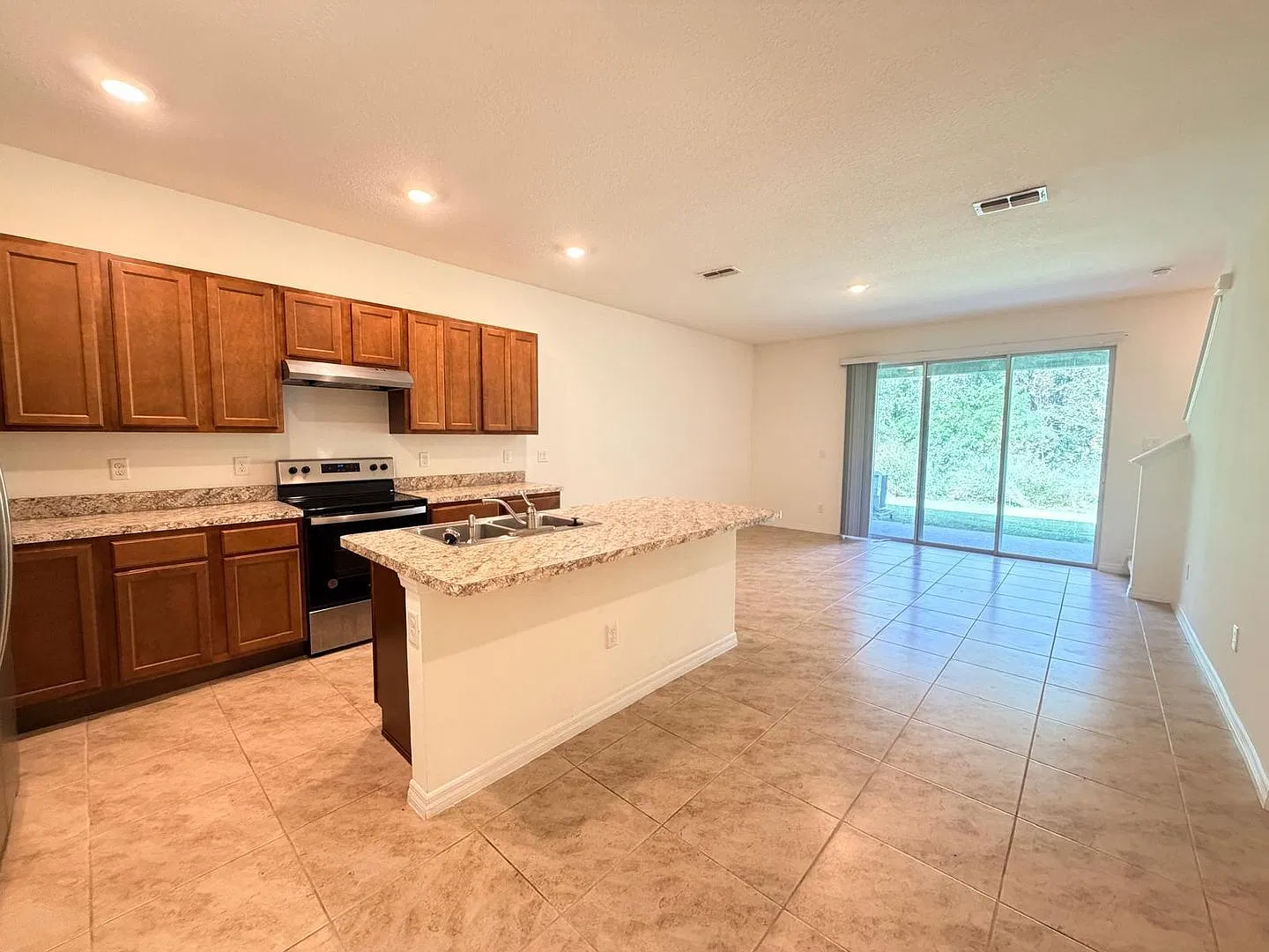 3 bed, 2.5 bath, 1758 sqft, $1,899 — Photo 4