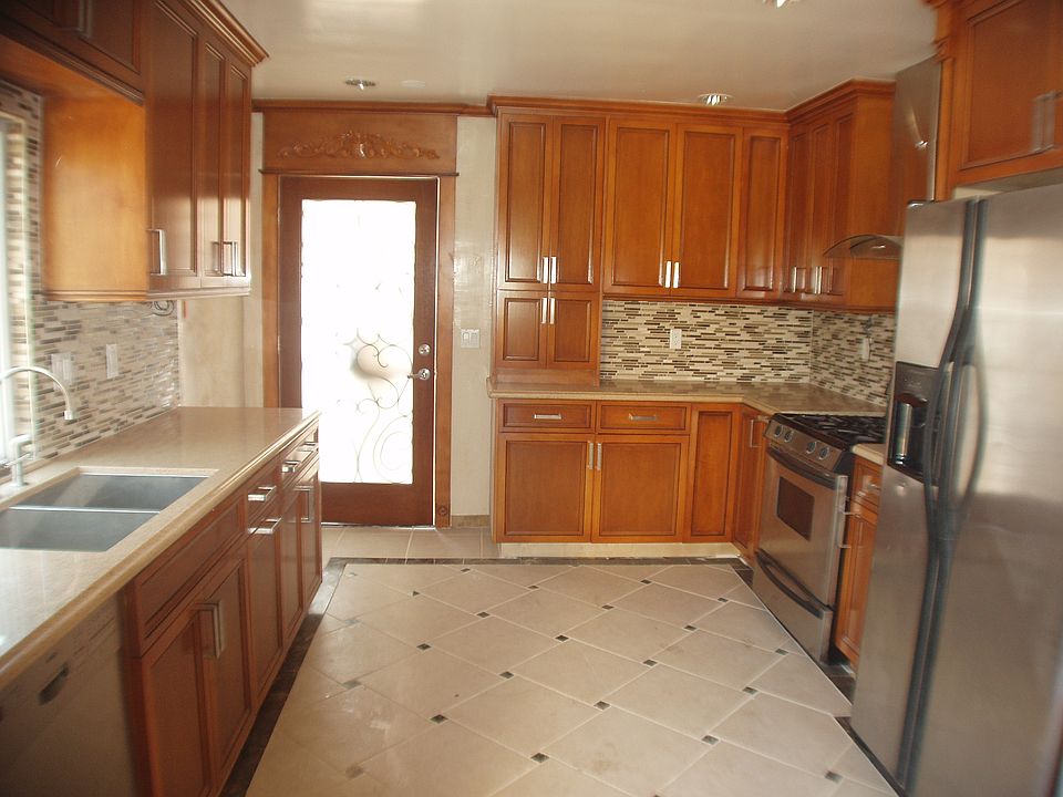 1st image of 4915 Hillcrest Dr