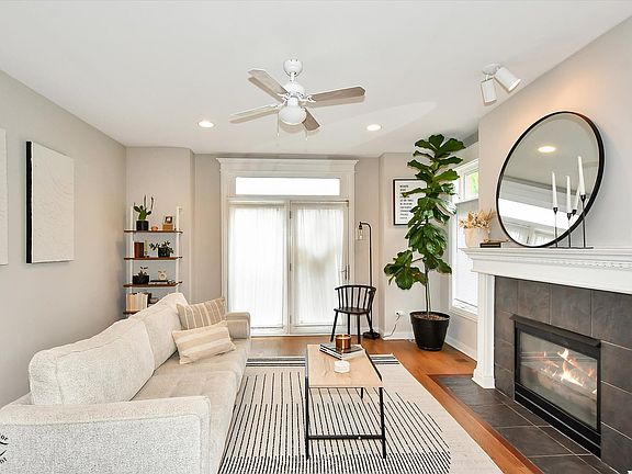 3rd image of 2022 W Warren Blvd APT 1W