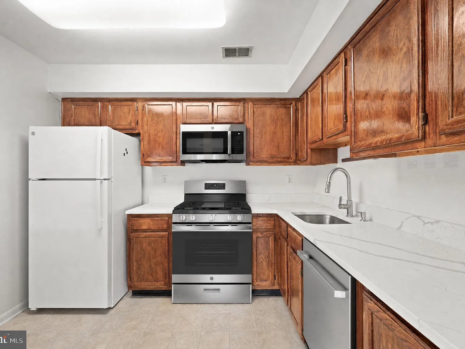 2 bed, 1.0 bath, 1008 sqft, $2,350 — Photo 4