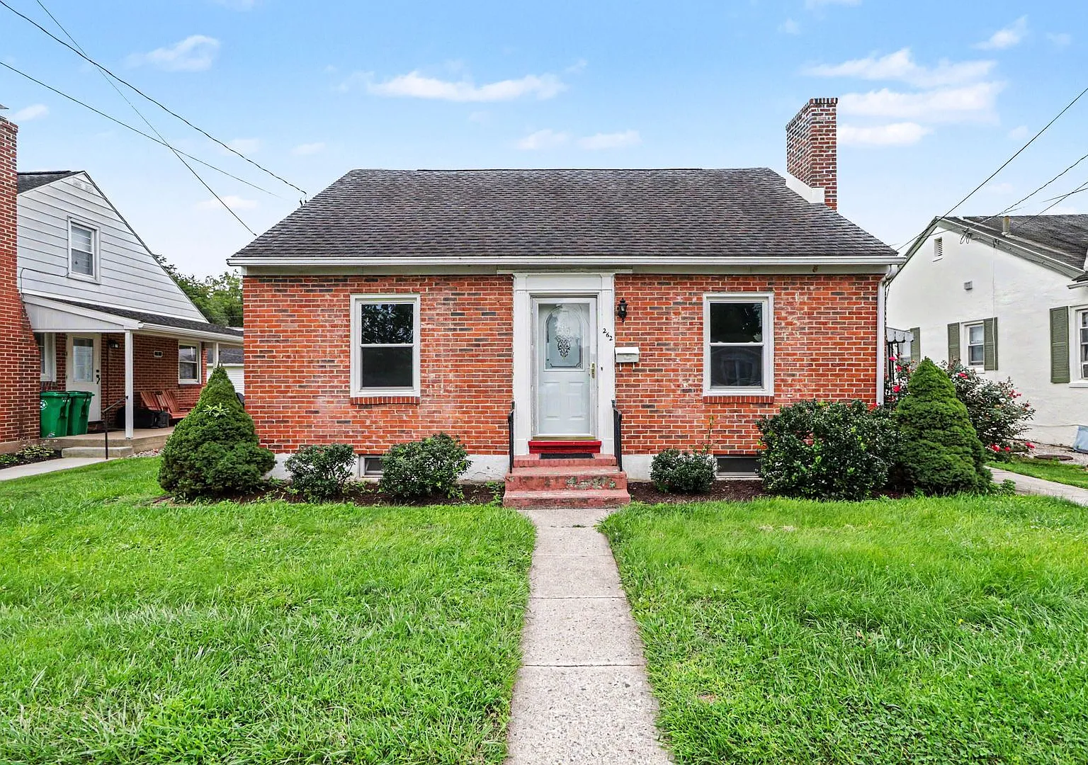 3 bedroom Brick Cape Cod in Carlisle — Photo 1