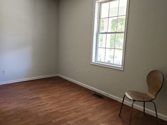 4th image of 944 E 13th Ave