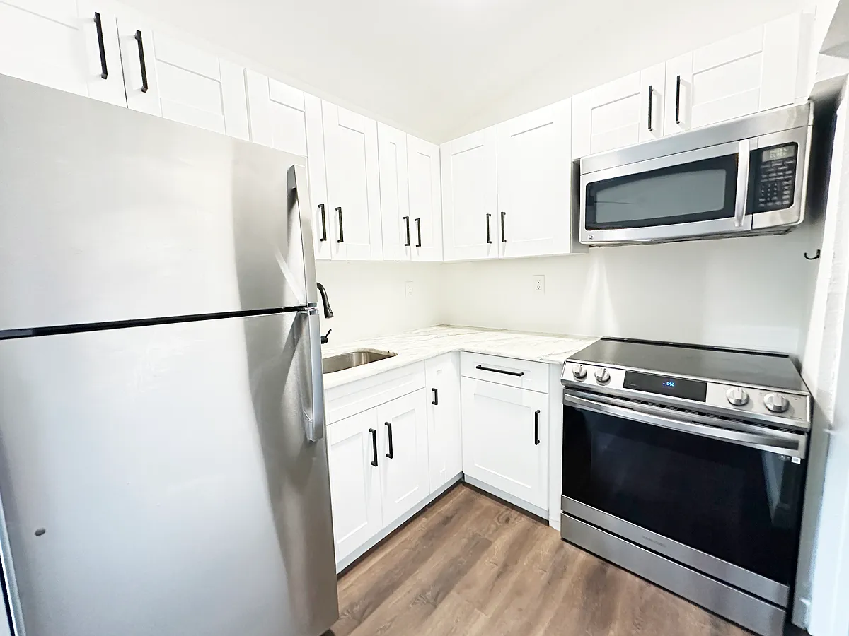 Photo 2 of 10 - 610 N Woodlynne Ave #B - Tampa, FL Kitchen with very updated Samsung gourmet range. - 610 N Woodlynne Ave #B