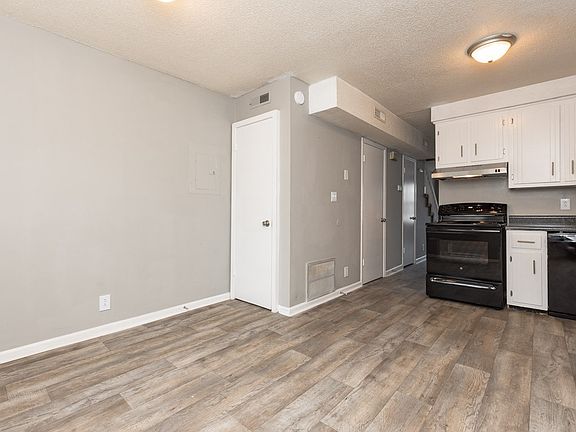2nd image of 813 Golf View Pl #815A