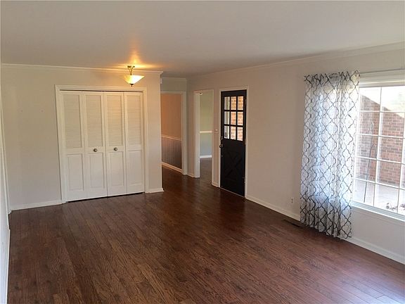 3rd image of 1703 Hillcrest Ave