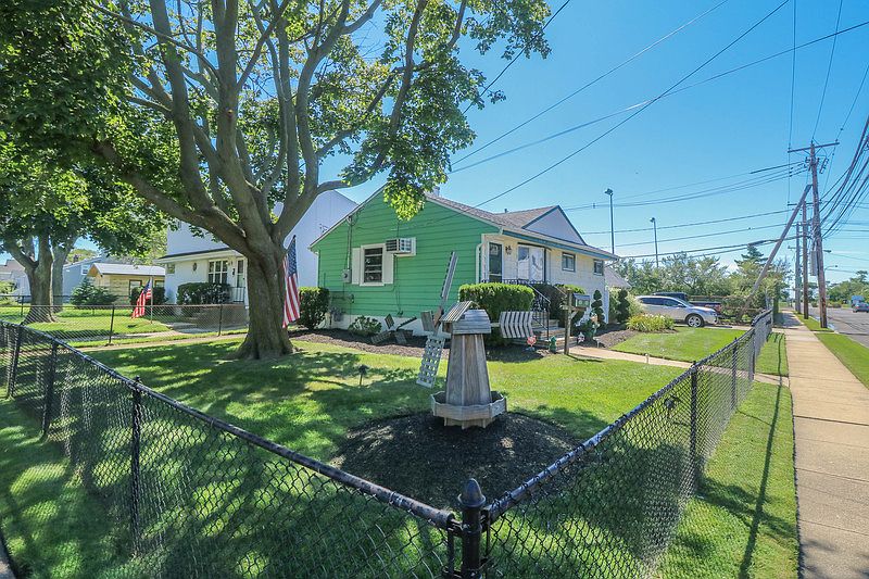 1st image of 871 Guy Lombardo Ave