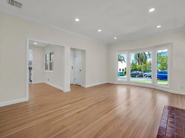 2828 Avenel St — Photo 3