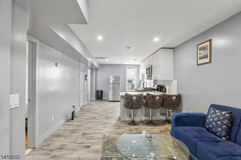 2 bed, 1.0 bath, $2,800 — Photo 3
