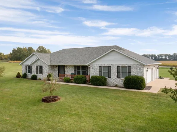 886 Whispering Hills Dr, Lebanon, IL 62254