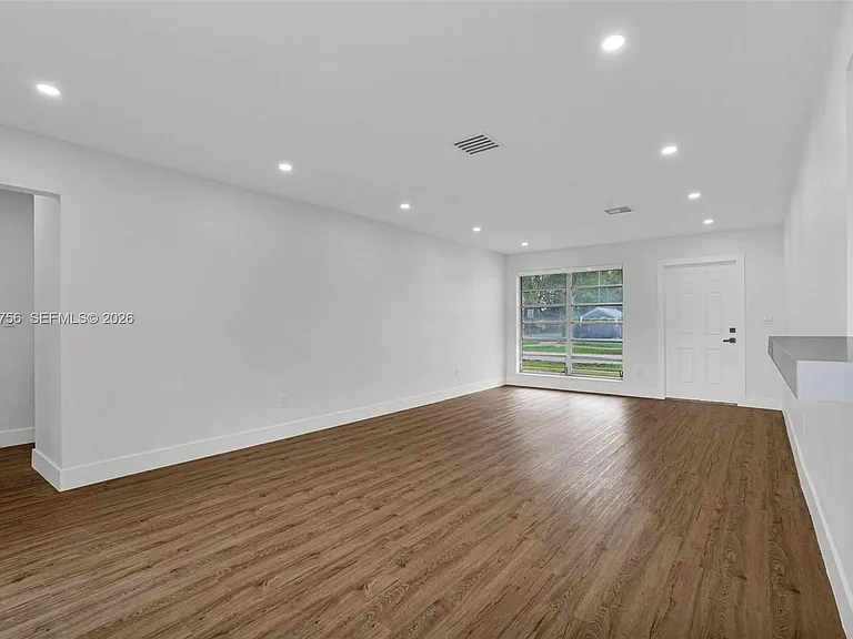 8201 SW 42nd St — Photo 4