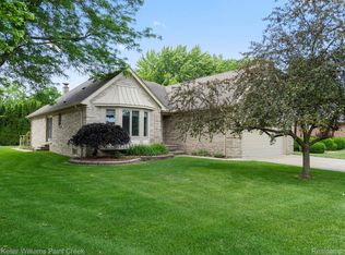 37755 Chase Run Dr, Sterling Heights, MI