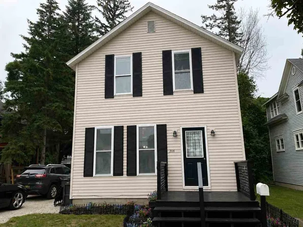 208 S Bailey St, Cheboygan, MI 49721