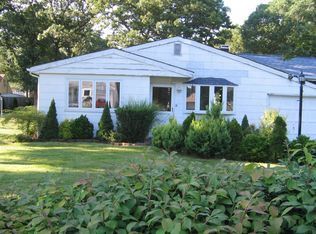 33 43rd St, Islip, NY 11751