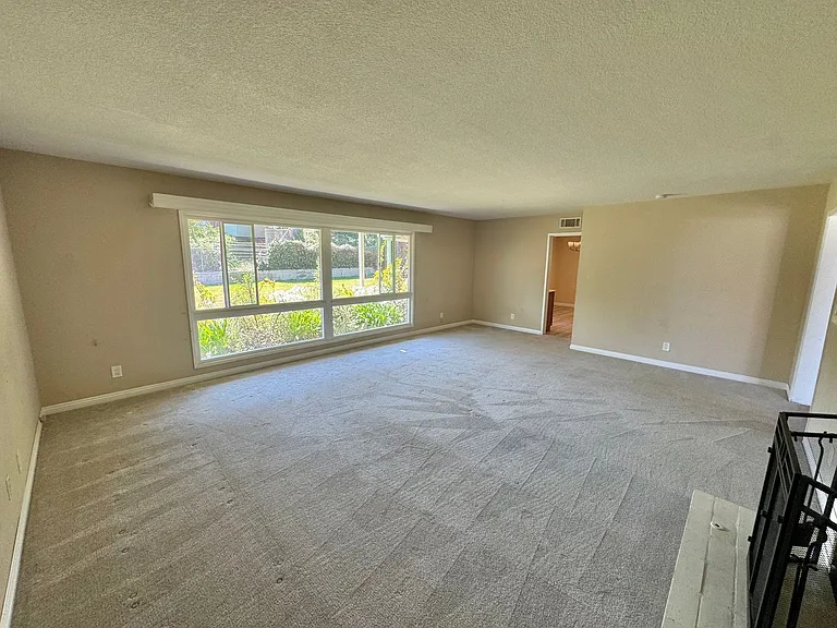 1209 N Riedel Ave — Photo 4
