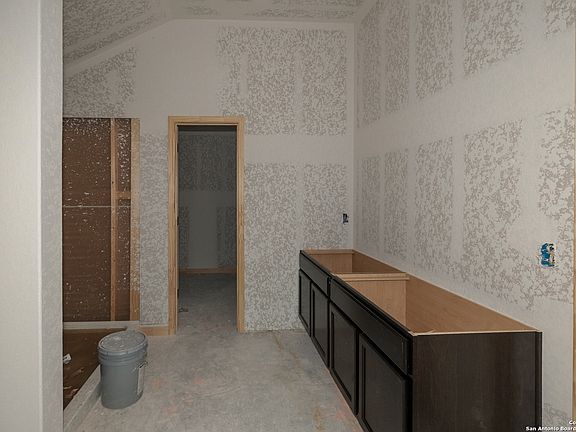 4th image of 13910 Pinkston