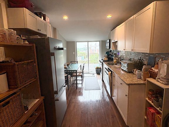 3rd image of 1001 W 37th St