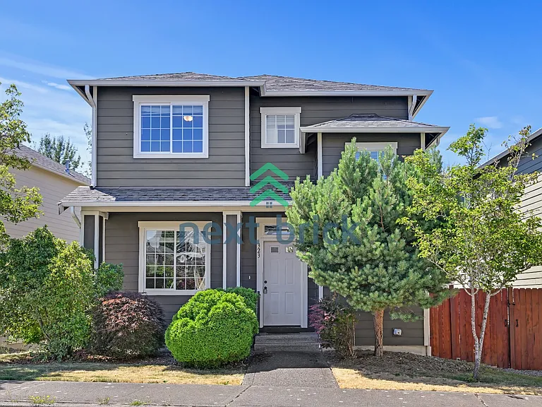 323 Graham Ave NE — Photo 2