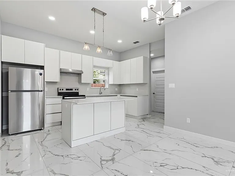 907 S Diplomat Dr — Photo 5