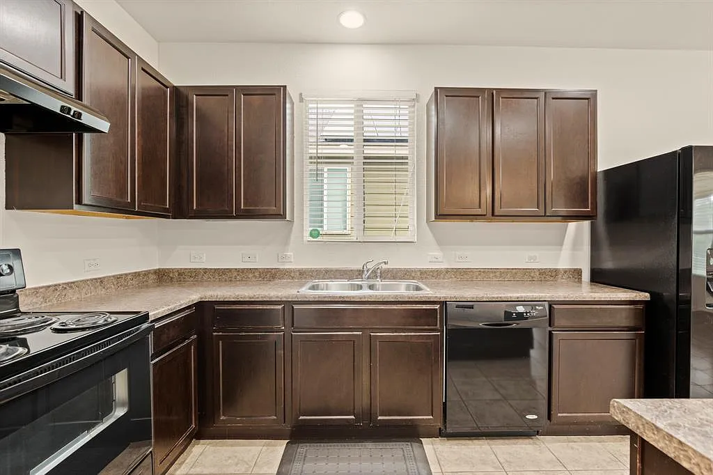 3 bed, 2.0 bath, 1412 sqft, $1,800 — Photo 4