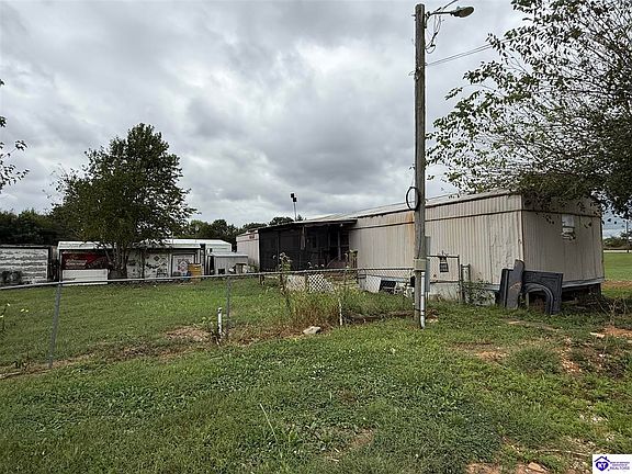 3rd image of 1012 N Highway 79