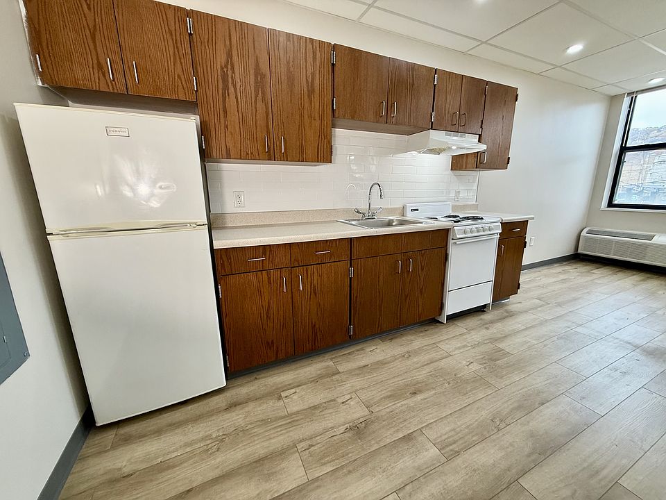 comes with stove and refrigerator