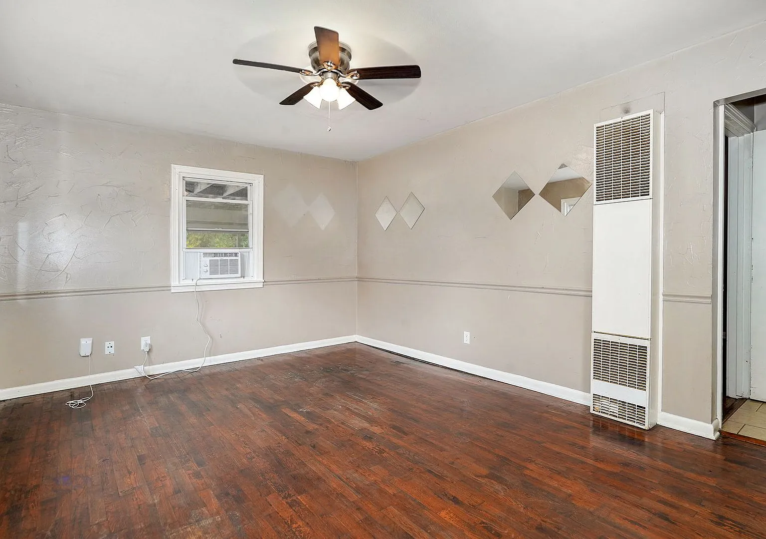 1 Bedroom | 1 Bathroom | House With Carport | Located On A Quiet Street| Lawn Care And Trash Incl... — Photo 4