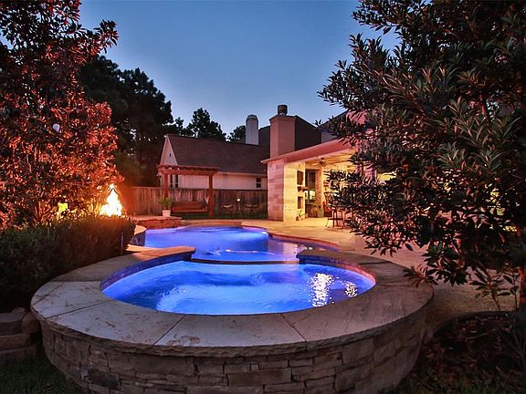 Light the night with gas fire bowls that flank the freeform pool.