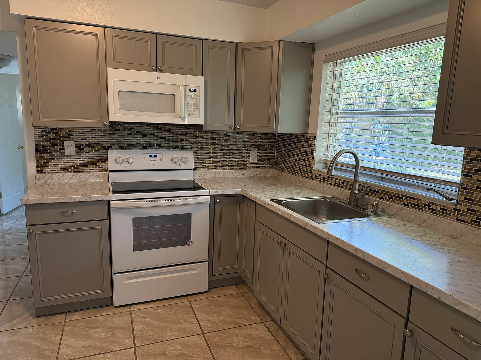 3 bed, 1234 sqft, $2,050 — Photo 3