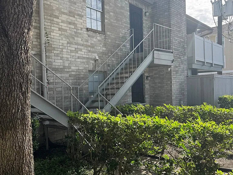 10821 Braes Bend Dr — Photo 2
