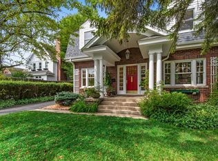 122 Wildwood Rd, Lake Forest, IL 60045