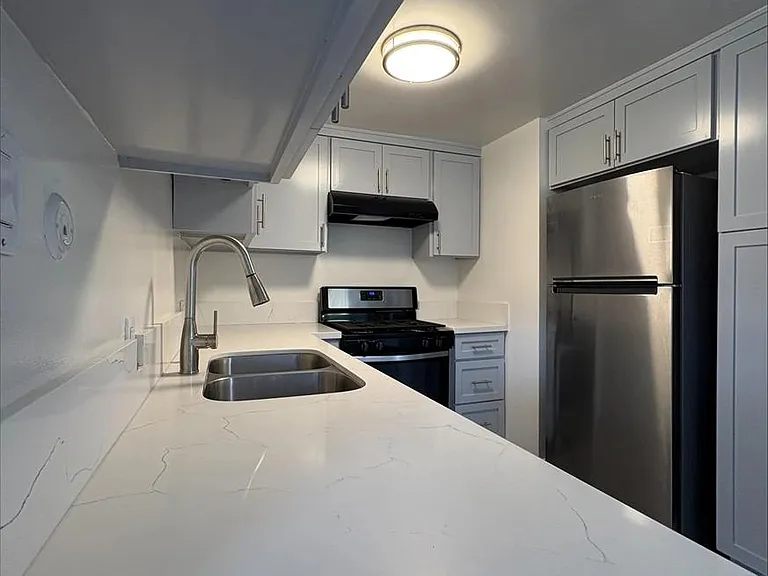 903 W 7th St #6 — Photo 5