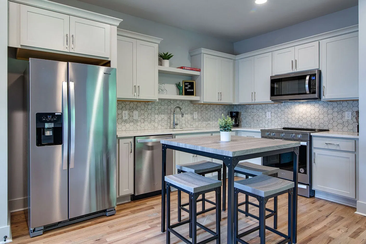 1 bed, 1.0 bath, 742 sqft, $2,430 — Photo 4