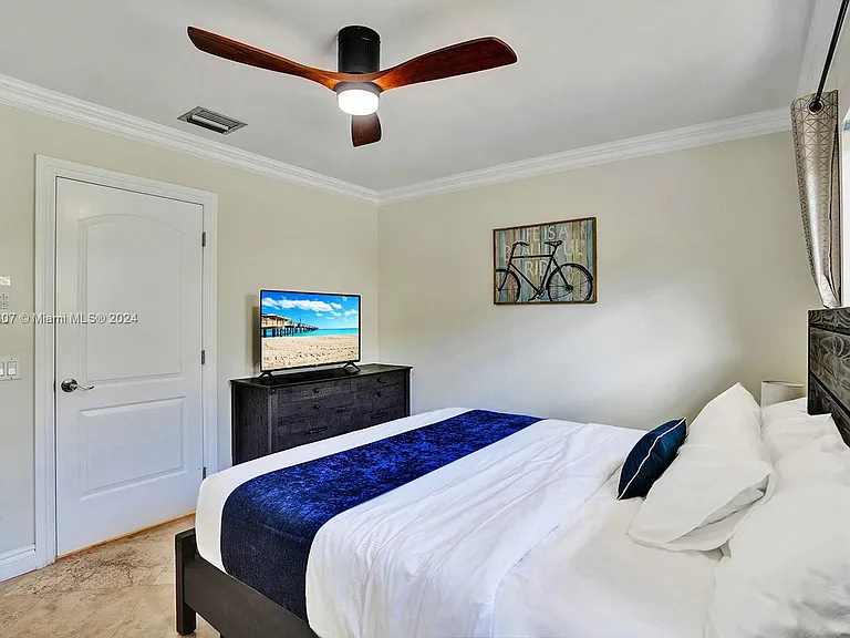 1049 N Southlake Dr — Photo 30