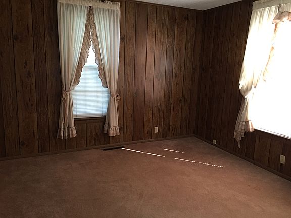 3rd image of 1901 Larchmont Ave NE