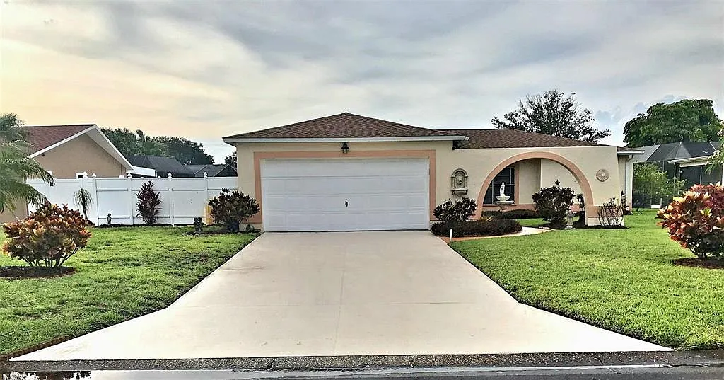 3 bed, 2.0 bath, 1384 sqft, $2,900 — Photo 2