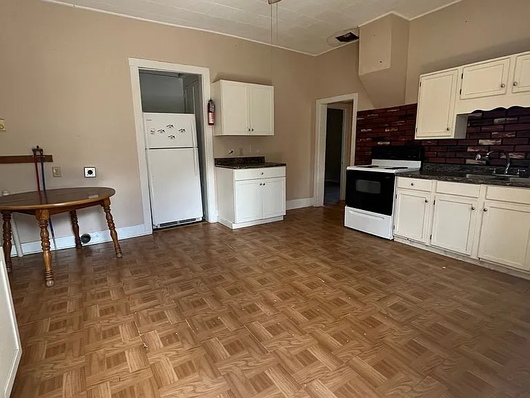 325 Walnut St — Photo 5