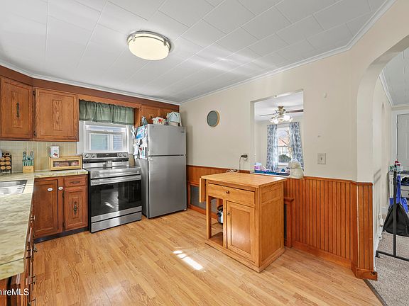 4th image of 99 N Summer St