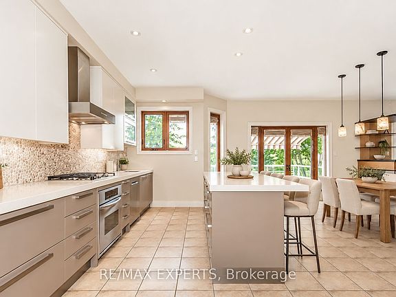 5th image of 94 Royview Cres