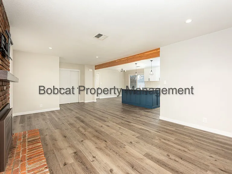 1121 Spruce St — Photo 6