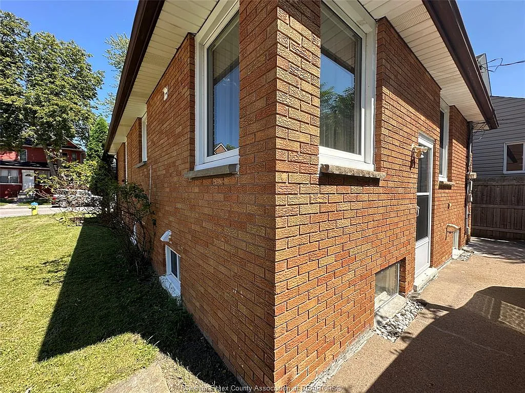 Building Photo - 849 Dougall Ave #LOWER