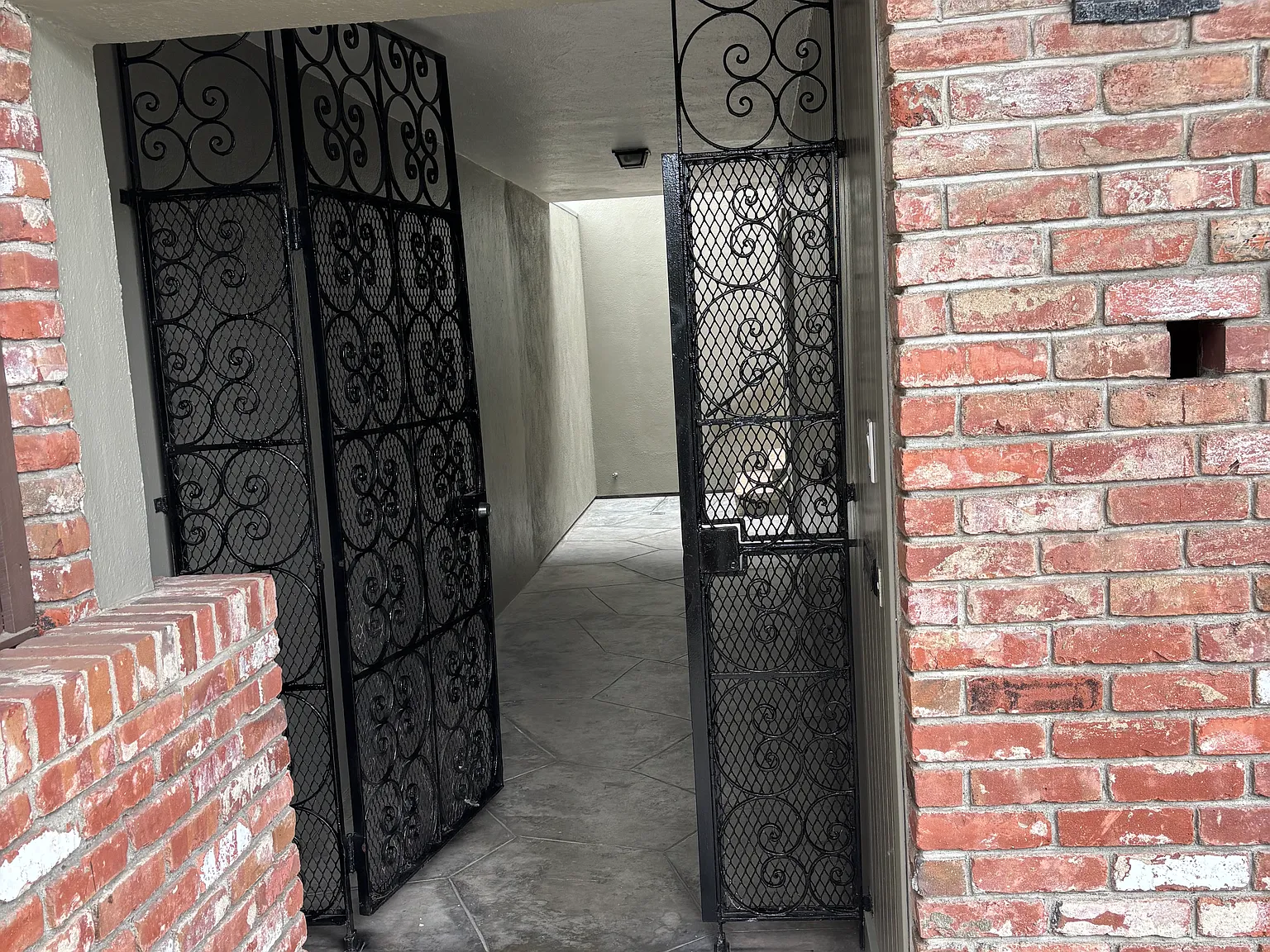 4 bed, 2500 sqft, $10,000 — Photo 2