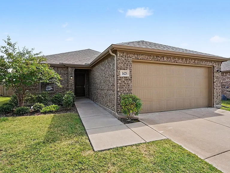 1425 Waverley Dr — Photo 2
