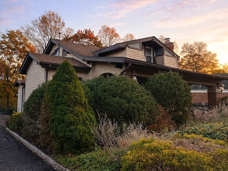 466 Derby Ave — Photo 3