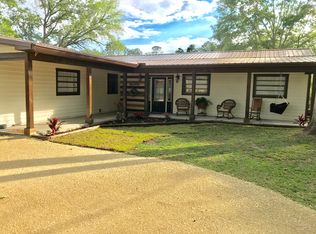 203 Sweetwater Ln, Freeport, FL 32439